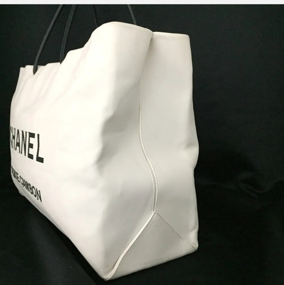 CHANEL Large White Leather '31 Rue Cambon' Tote Bag - Picture 4 of 11